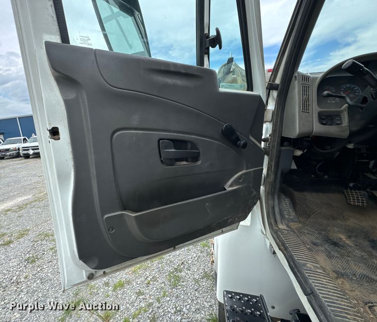 image for item DU9229 2011 International 4400 fuel truck