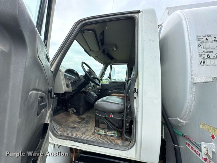 image for item DU9229 2011 International 4400 fuel truck