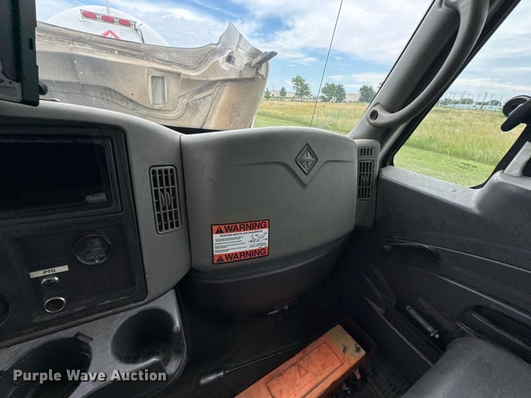 image for item DU9229 2011 International 4400 fuel truck