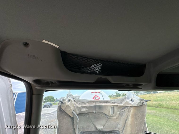 image for item DU9229 2011 International 4400 fuel truck