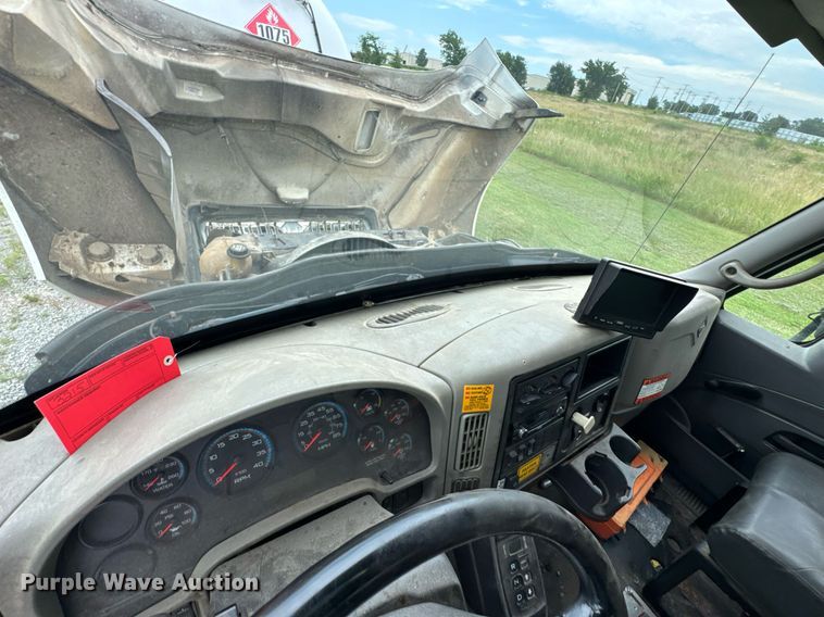 image for item DU9229 2011 International 4400 fuel truck