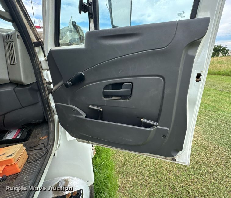 image for item DU9229 2011 International 4400 fuel truck