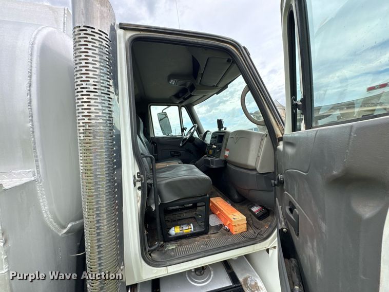 image for item DU9229 2011 International 4400 fuel truck