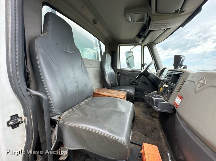 image for item DU9229 2011 International 4400 fuel truck