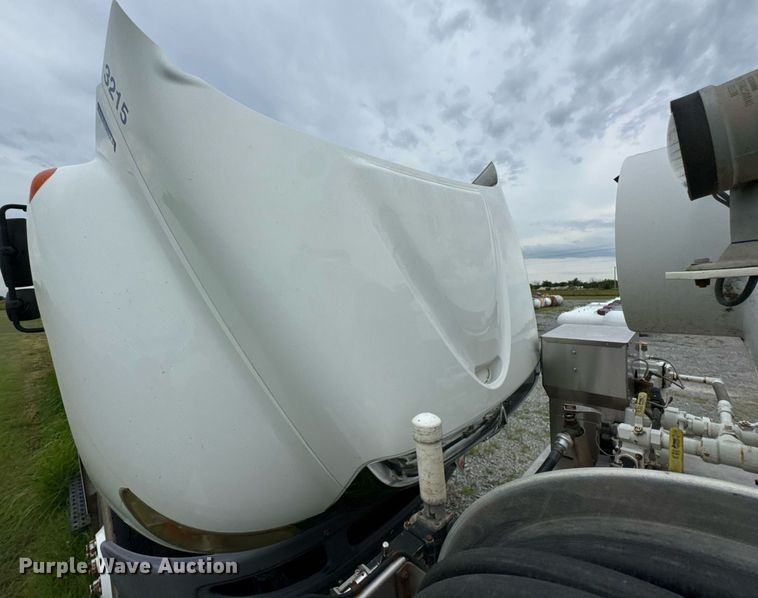 image for item DU9229 2011 International 4400 fuel truck