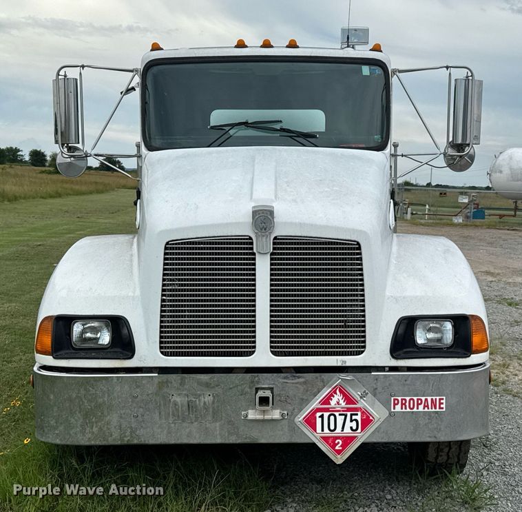 image for item DU9230 1999 Kenworth propane delivery truck