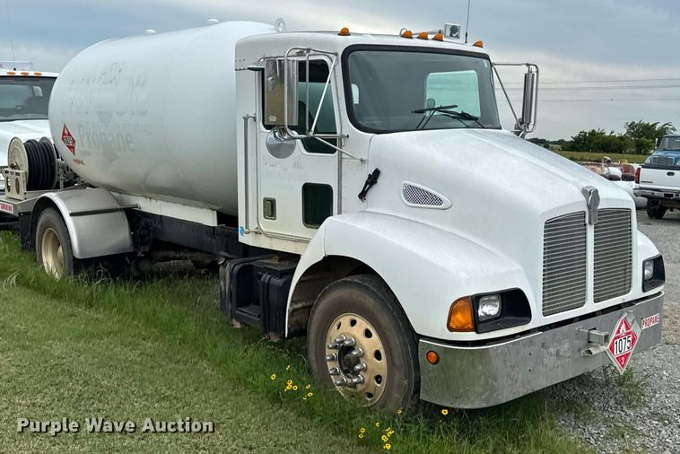 image for item DU9230 1999 Kenworth propane delivery truck