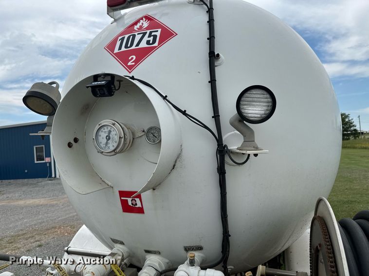 image for item DU9230 1999 Kenworth propane delivery truck