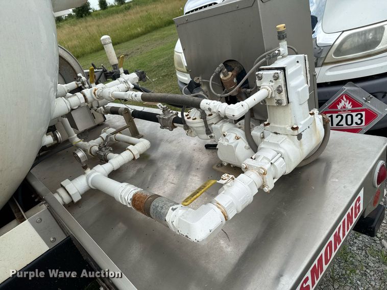 image for item DU9230 1999 Kenworth propane delivery truck