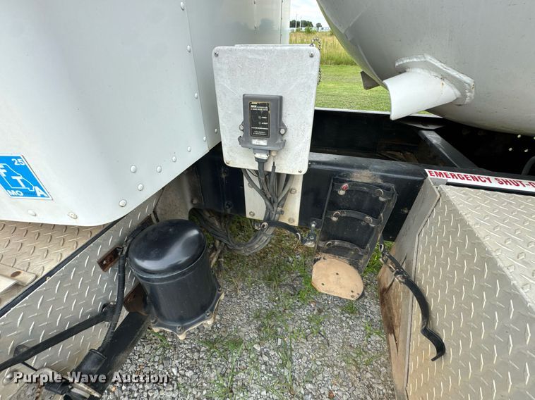 image for item DU9230 1999 Kenworth propane delivery truck