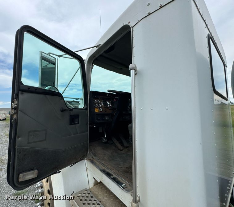 image for item DU9230 1999 Kenworth propane delivery truck