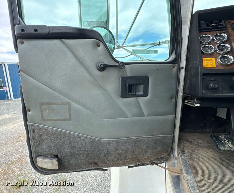 image for item DU9230 1999 Kenworth propane delivery truck