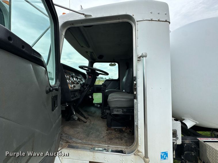 image for item DU9230 1999 Kenworth propane delivery truck