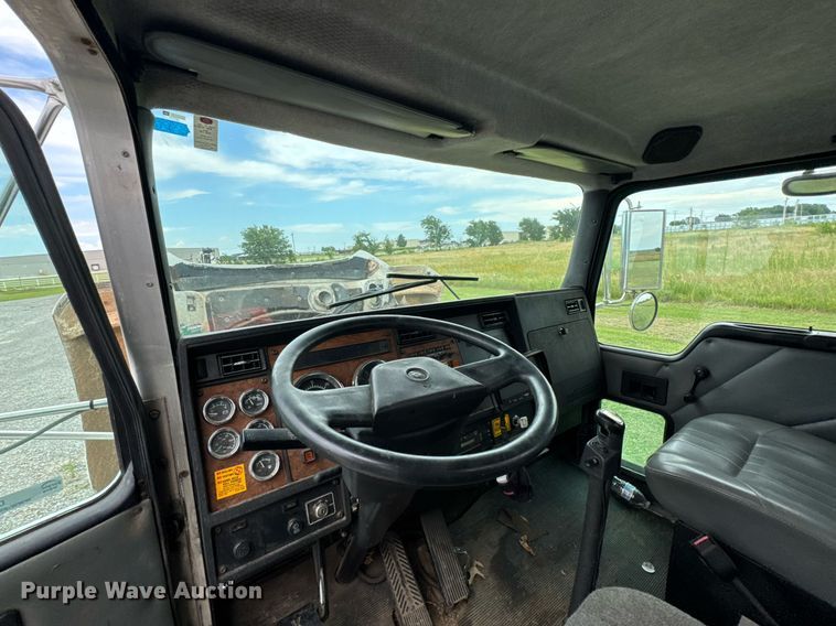 image for item DU9230 1999 Kenworth propane delivery truck