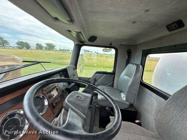 image for item DU9230 1999 Kenworth propane delivery truck