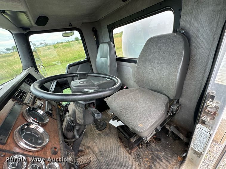 image for item DU9230 1999 Kenworth propane delivery truck