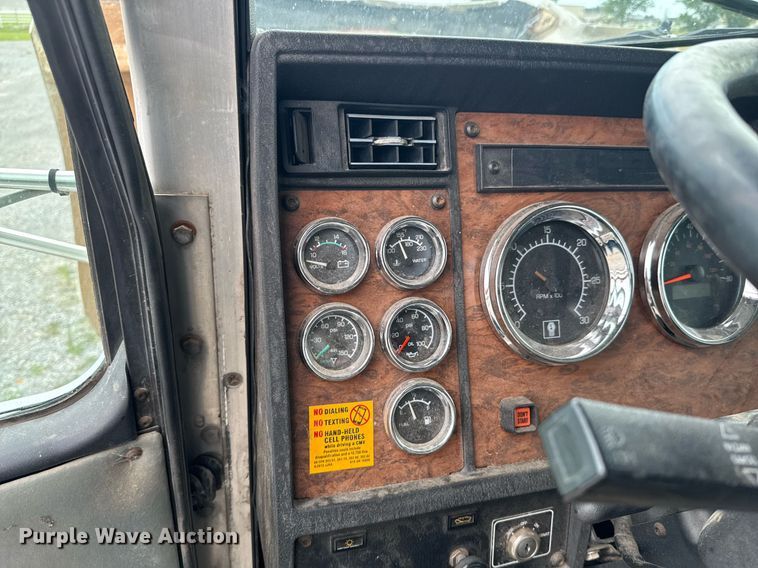 image for item DU9230 1999 Kenworth propane delivery truck