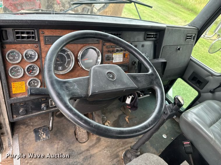 image for item DU9230 1999 Kenworth propane delivery truck