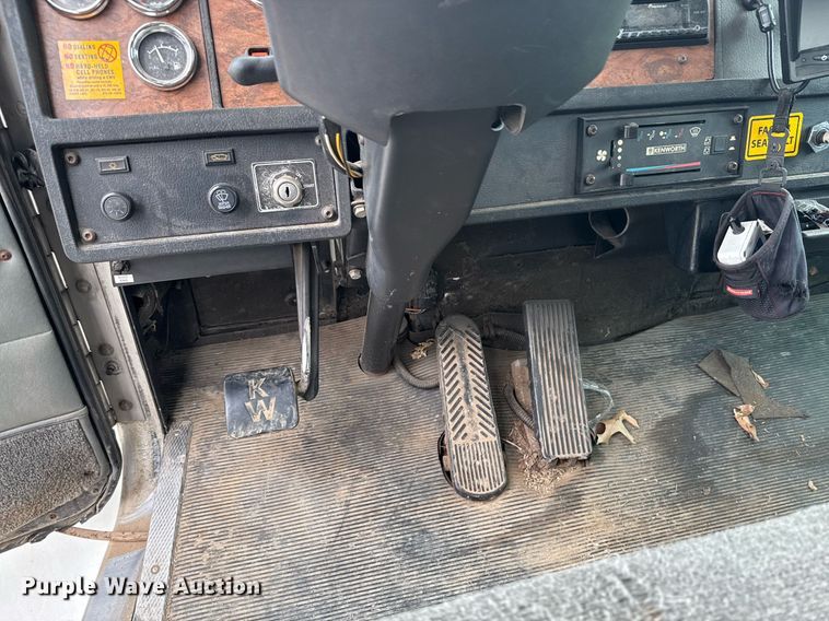 image for item DU9230 1999 Kenworth propane delivery truck