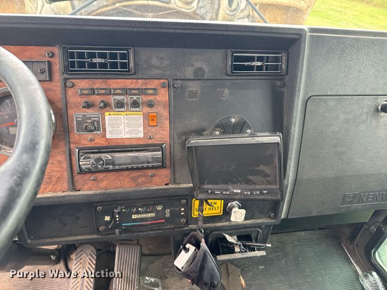 image for item DU9230 1999 Kenworth propane delivery truck