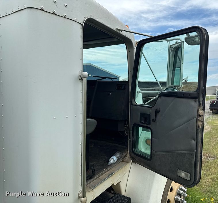 image for item DU9230 1999 Kenworth propane delivery truck