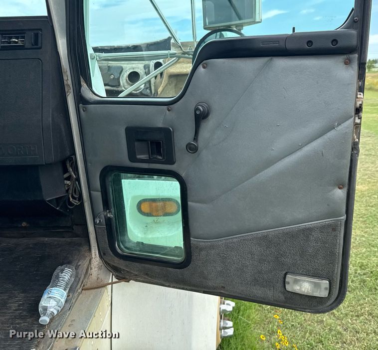 image for item DU9230 1999 Kenworth propane delivery truck