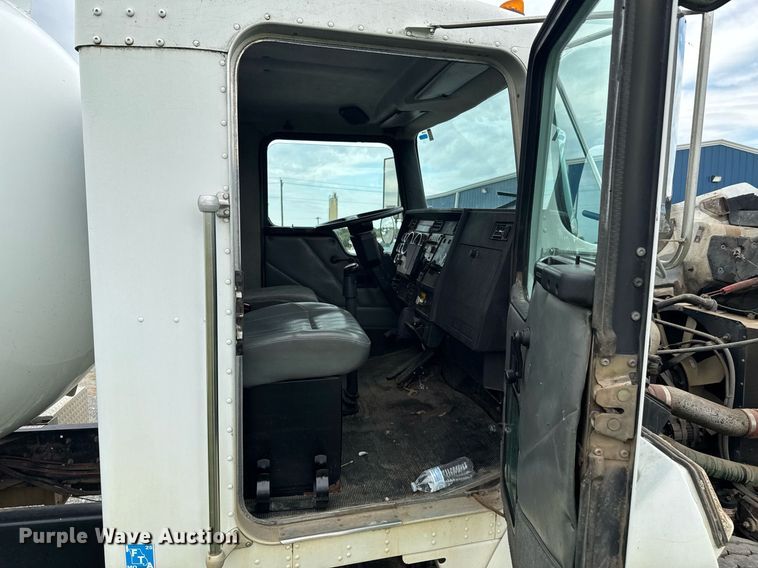 image for item DU9230 1999 Kenworth propane delivery truck