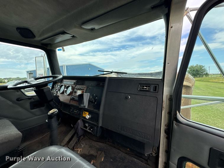 image for item DU9230 1999 Kenworth propane delivery truck