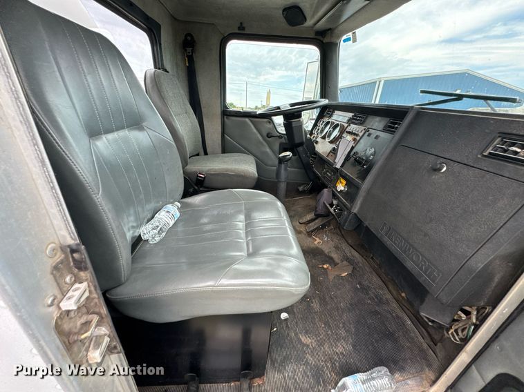 image for item DU9230 1999 Kenworth propane delivery truck