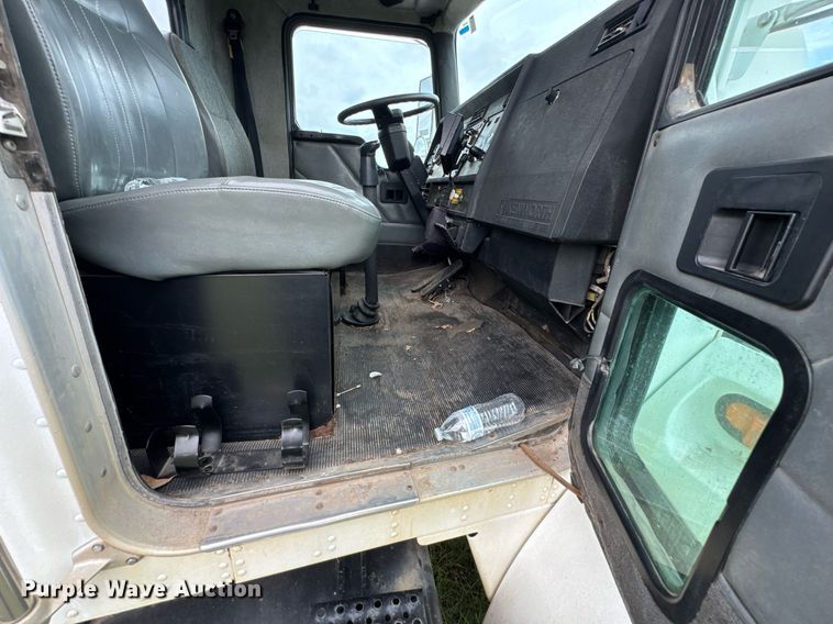 image for item DU9230 1999 Kenworth propane delivery truck