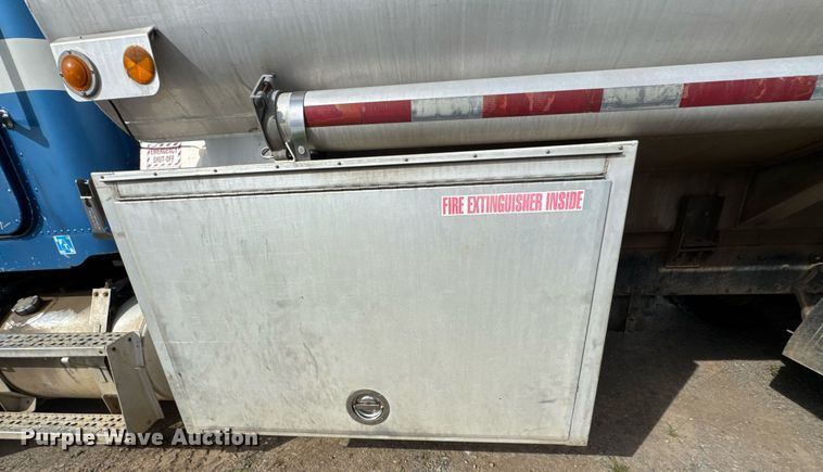 image for item DU9232 1998 Freightliner Conventional fuel truck