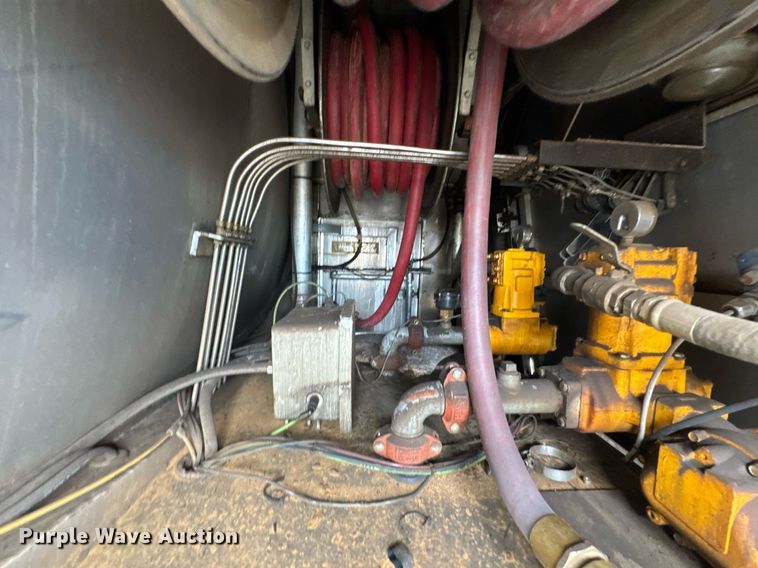 image for item DU9232 1998 Freightliner Conventional fuel truck