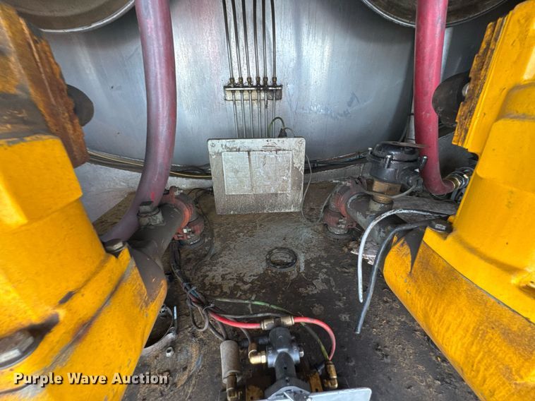 image for item DU9232 1998 Freightliner Conventional fuel truck