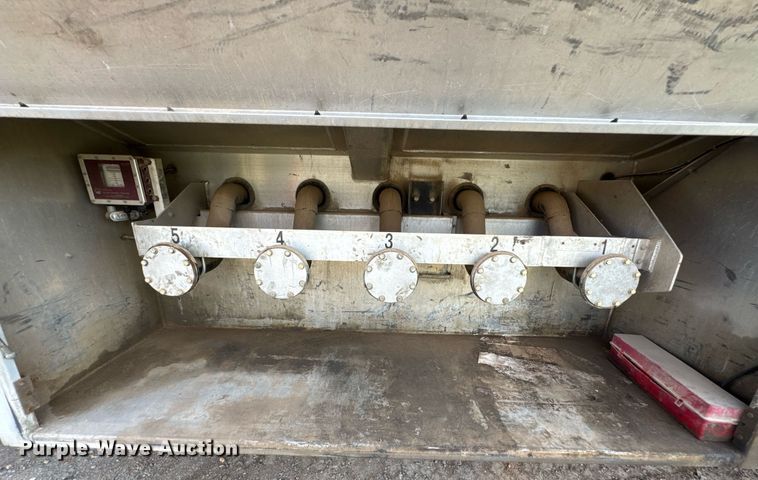 image for item DU9232 1998 Freightliner Conventional fuel truck