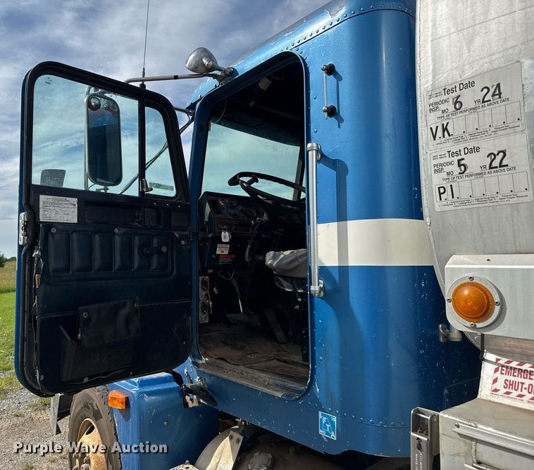image for item DU9232 1998 Freightliner Conventional fuel truck