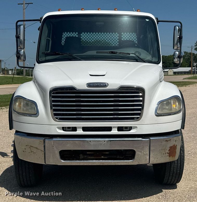 image for item DU9948 2004 Freightliner Business Class M2 flatbed truck