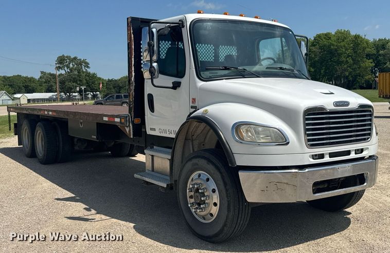 image for item DU9948 2004 Freightliner Business Class M2 flatbed truck