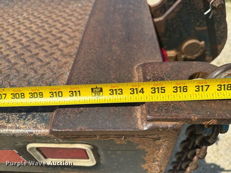 image for item DU9948 2004 Freightliner Business Class M2 flatbed truck