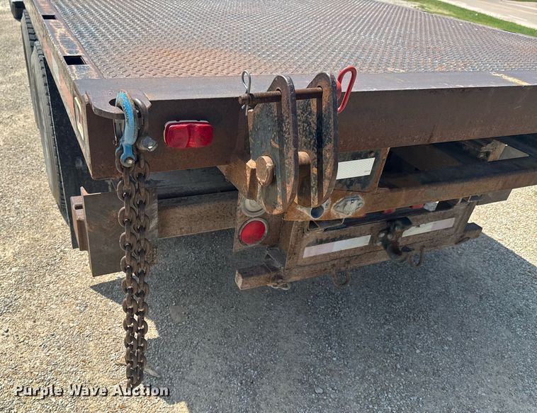 image for item DU9948 2004 Freightliner Business Class M2 flatbed truck