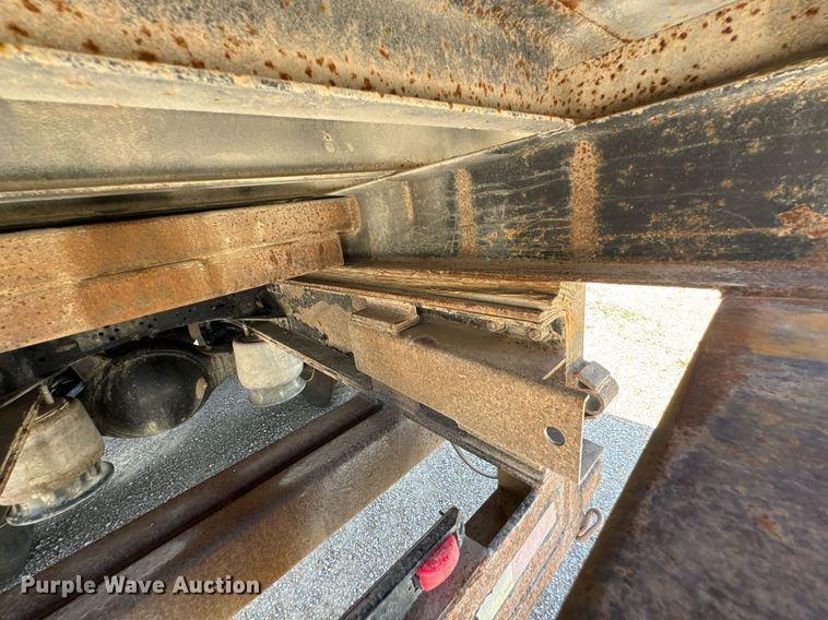 image for item DU9948 2004 Freightliner Business Class M2 flatbed truck