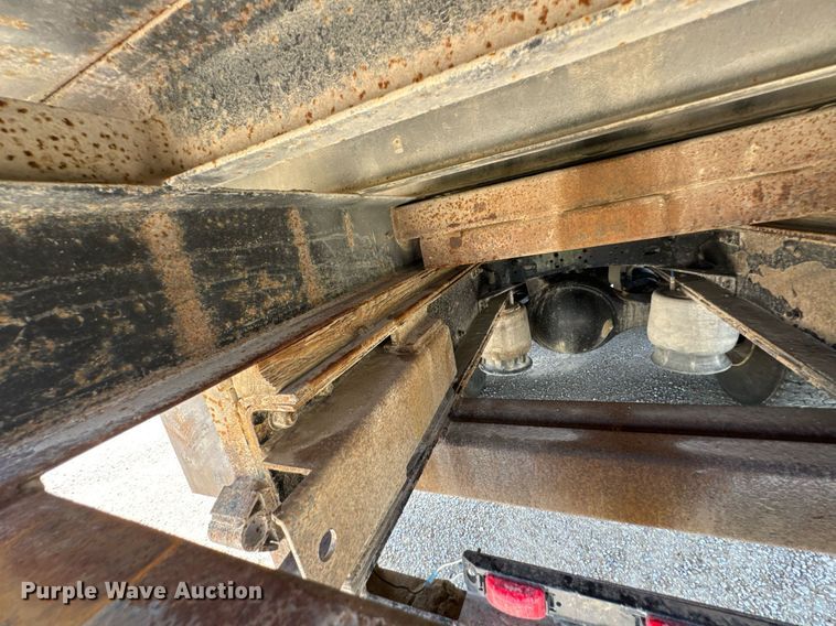 image for item DU9948 2004 Freightliner Business Class M2 flatbed truck