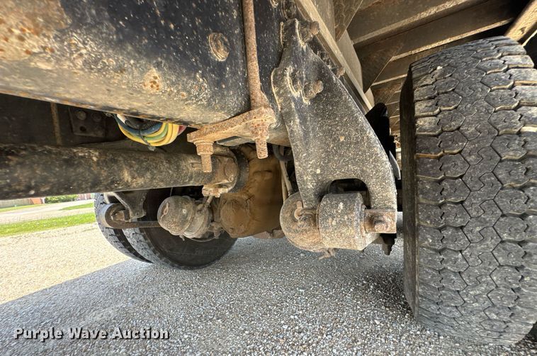 image for item DU9948 2004 Freightliner Business Class M2 flatbed truck