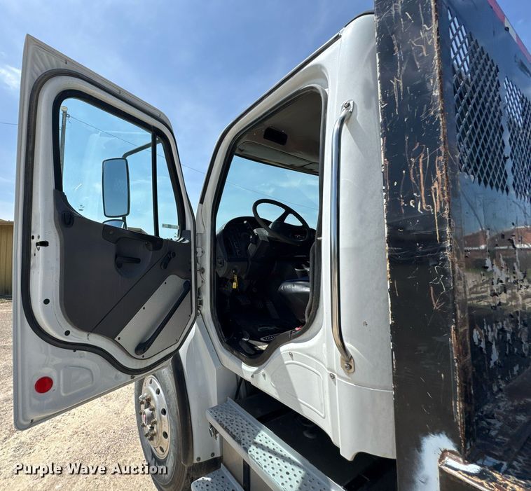 image for item DU9948 2004 Freightliner Business Class M2 flatbed truck