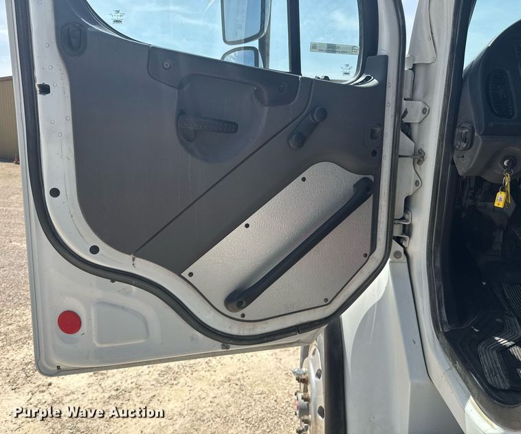 image for item DU9948 2004 Freightliner Business Class M2 flatbed truck