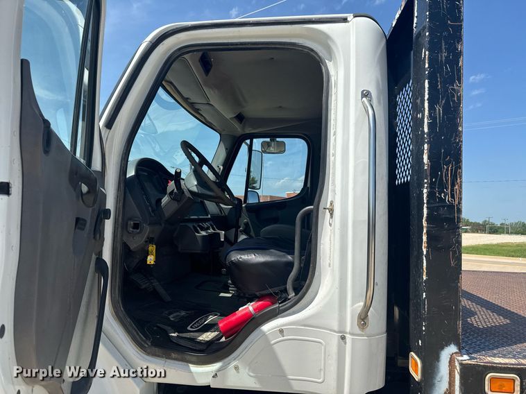 image for item DU9948 2004 Freightliner Business Class M2 flatbed truck