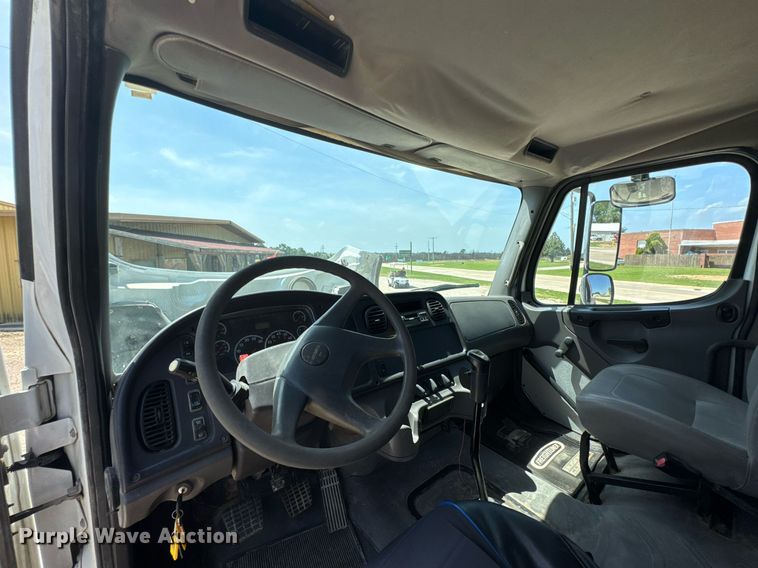 image for item DU9948 2004 Freightliner Business Class M2 flatbed truck