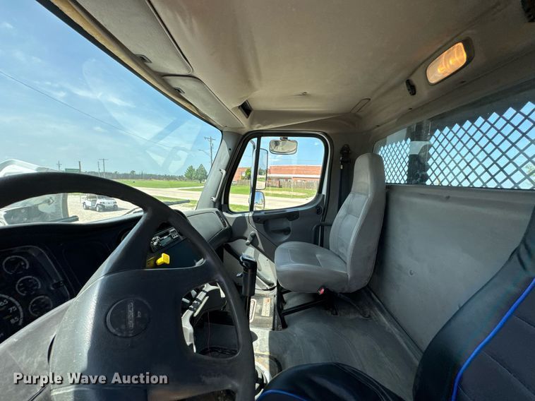 image for item DU9948 2004 Freightliner Business Class M2 flatbed truck