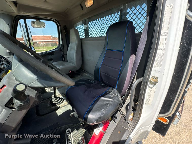 image for item DU9948 2004 Freightliner Business Class M2 flatbed truck