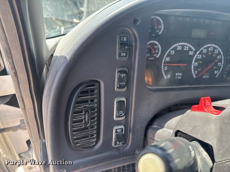 image for item DU9948 2004 Freightliner Business Class M2 flatbed truck