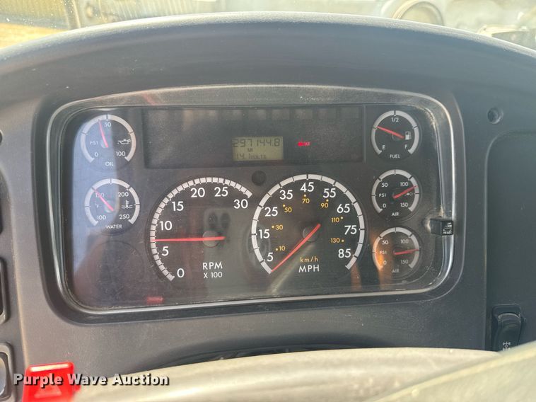 image for item DU9948 2004 Freightliner Business Class M2 flatbed truck